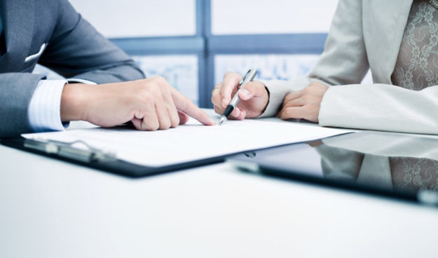 Mesmo prevista em contrato de adesão, arbitragem não prevalece quando consumidor procura via judicial